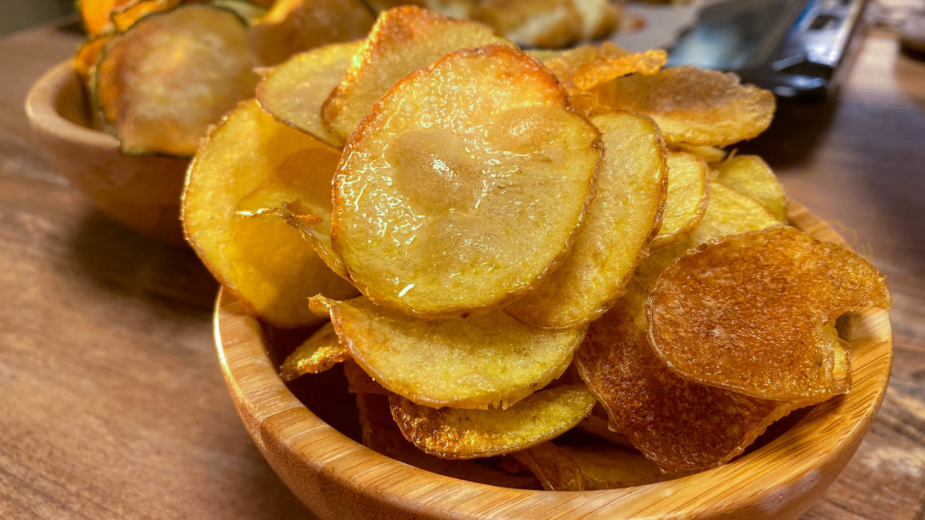 https://www.cucina24ore.it/wp-content/uploads/2020/07/aaa-005-aaa-006-chips-di-zucchine-e-patate-20-1300x731.jpg